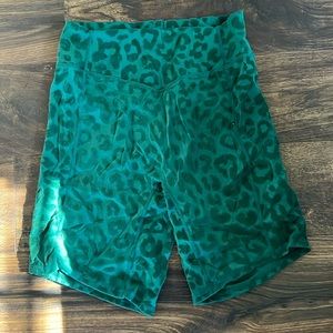 Balance athletica / vitality green leopard biker leggings